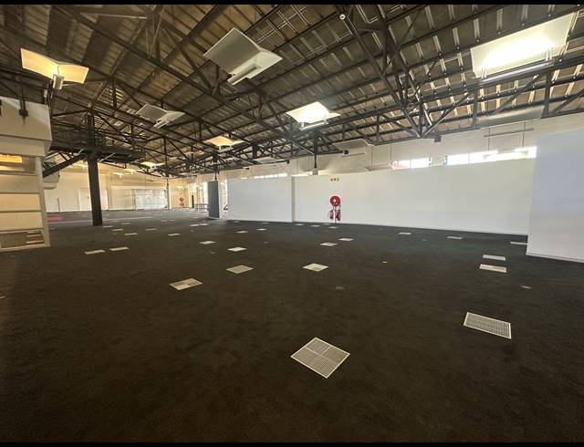 3,888M² OFFICE FOR SALE IN LONGMEADOW